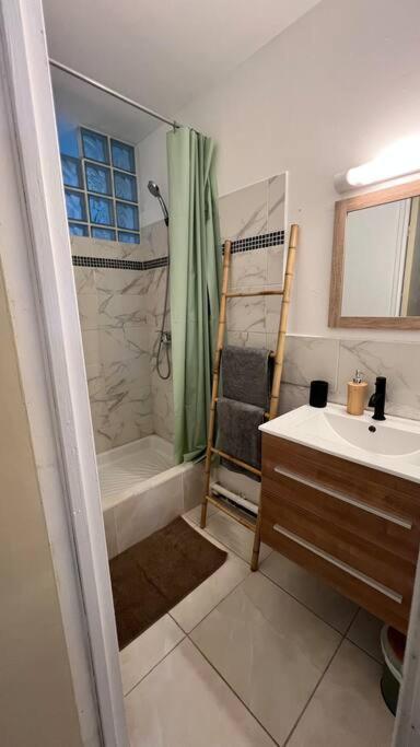 Appartement Proche Aeroport Au Rez-De-Chaussee 레자빔 외부 사진