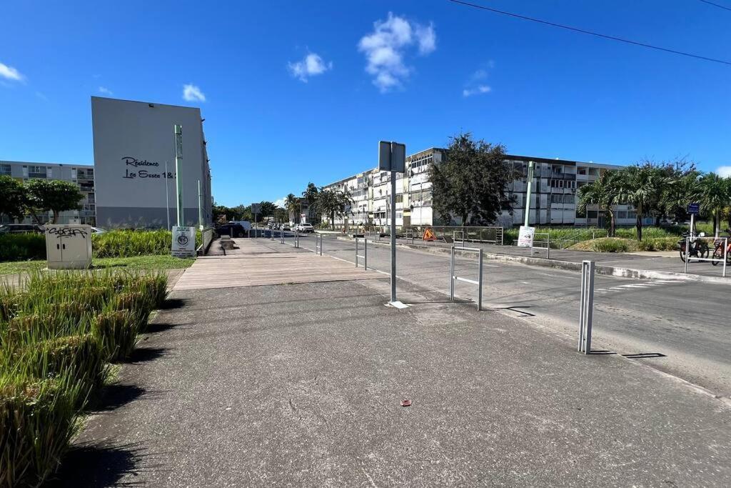 Appartement Proche Aeroport Au Rez-De-Chaussee 레자빔 외부 사진